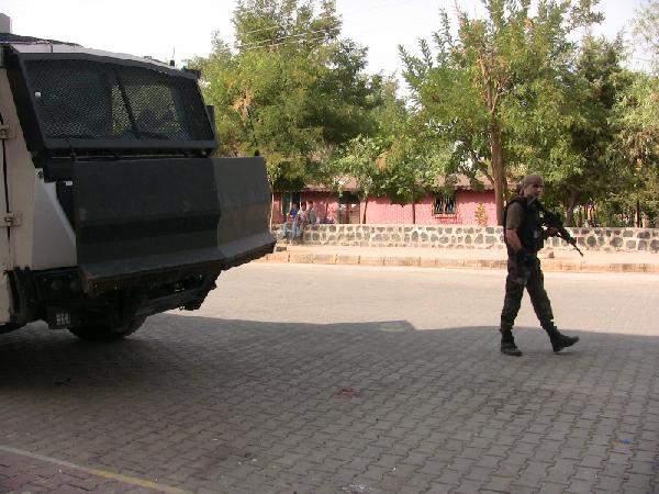 Viranşehir'de DBP'lilerin yürüyüşüne polis engeli