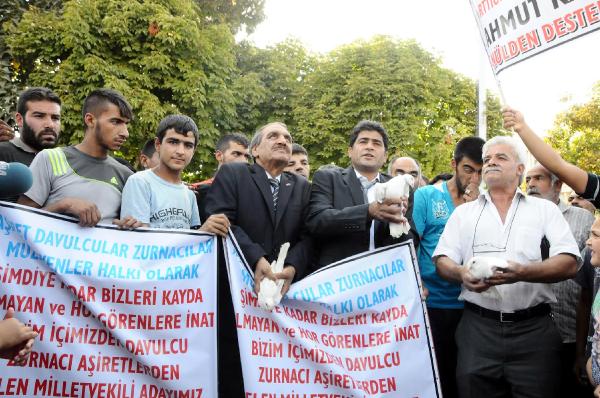 Davulcu aday adayı, partisini protesto etti