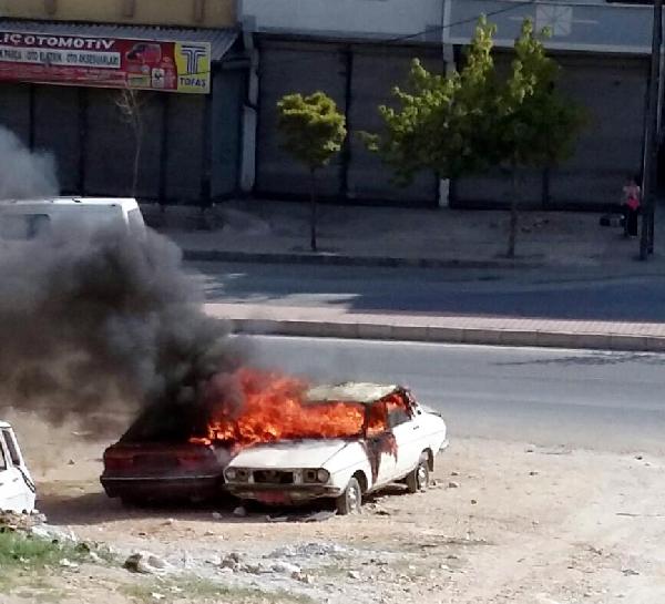 Gaziantep'te park halindeki 2 otomobil alev alev yandı
