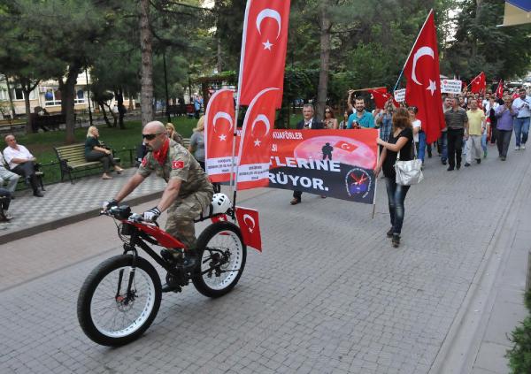 Eskişehir'de berber ve kuaförler şehitler için yürüdü