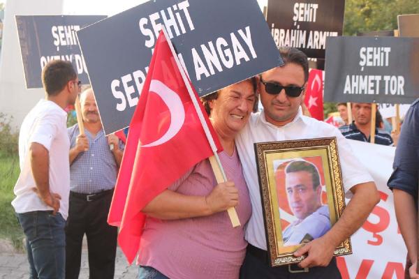 Teröre tepki yürüyüşünde şehit annesi gözyaşlarını tutamadı