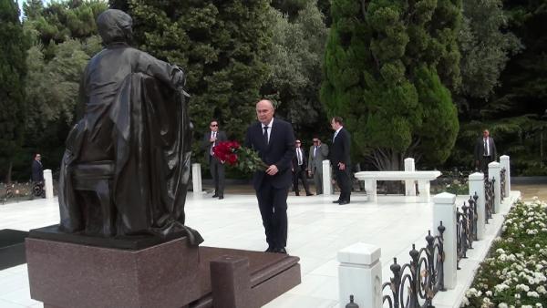 Dışişleri Bakanı Sinirlioğlu, Haydar Aliyev’in mezarını ziyaret etti