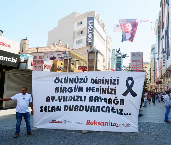 Afişe HDP'den suç duyurusu