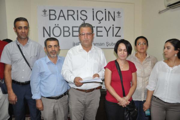 Adıyaman'da İHD üyeleri barış nöbeti tuttu