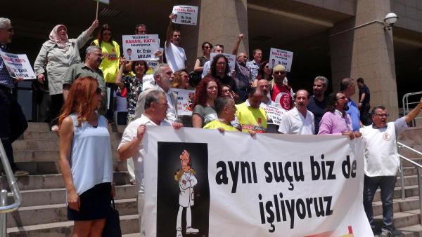 Sağlık Bakanı'na hakaretten yargılanan doktora beraat