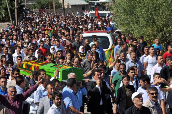 Van'da PKK'lılar yol kapattı çatışma çıktı: 1 ölü, 1 yaralı (3)