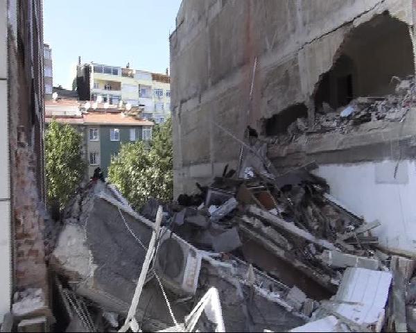 Üsküdar'da 5 katlı bina çöktü (1)