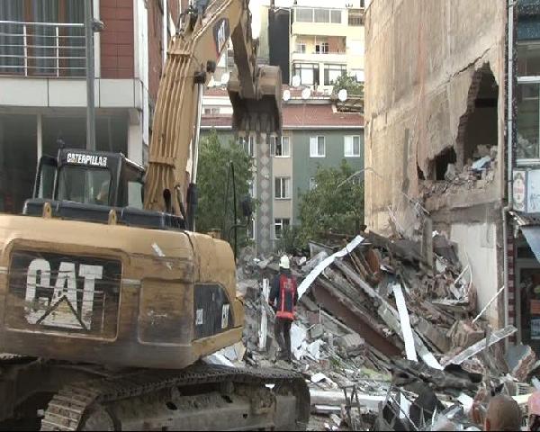 Üsküdar'da 4 katlı bina çöktü: 1 ölü, biri ağır 4 yaralı...