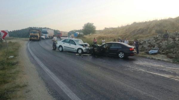 Otomobiller virajda çarpıştı: 1 ölü, 5 yaralı