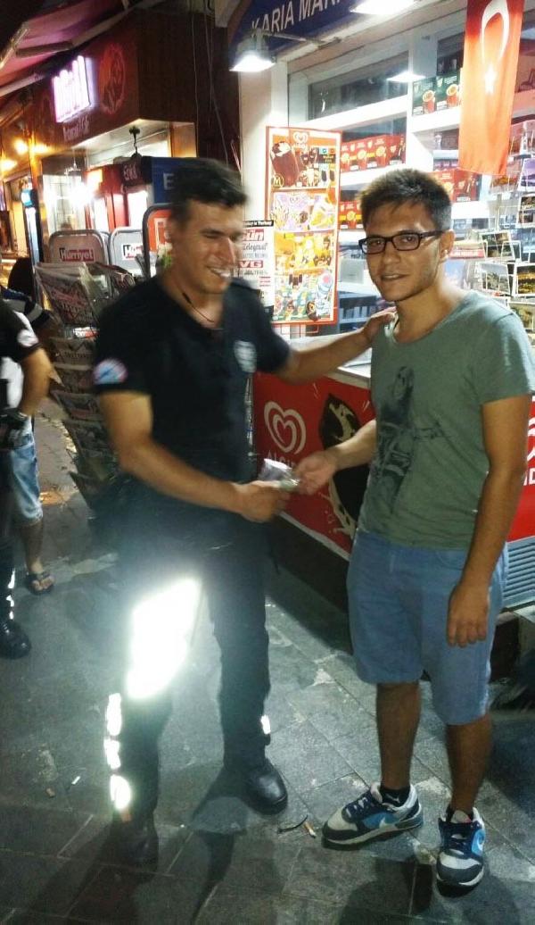 Sokakta bulduğu 2 bin doları polise teslim etti