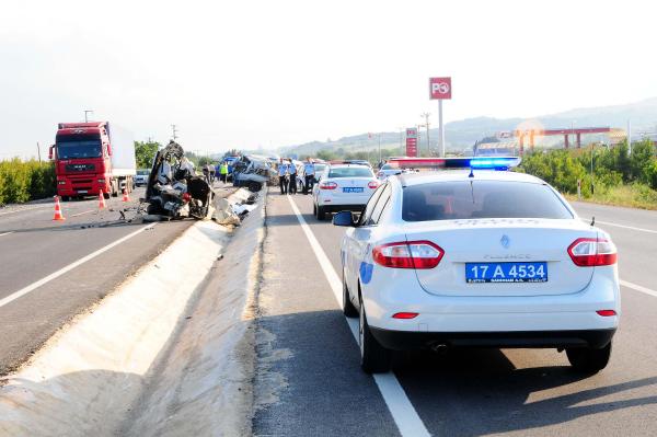 Minibüs ile kamyon çarpıştı: 1 ölü, 1 yaralı