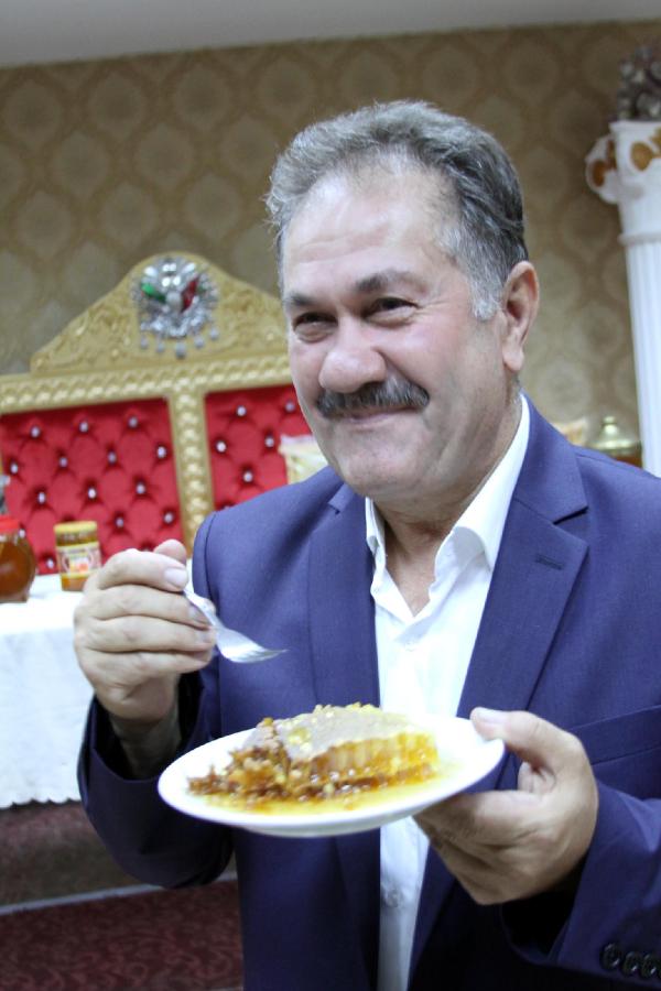 Köyünde ürettiği balı tanıttı
