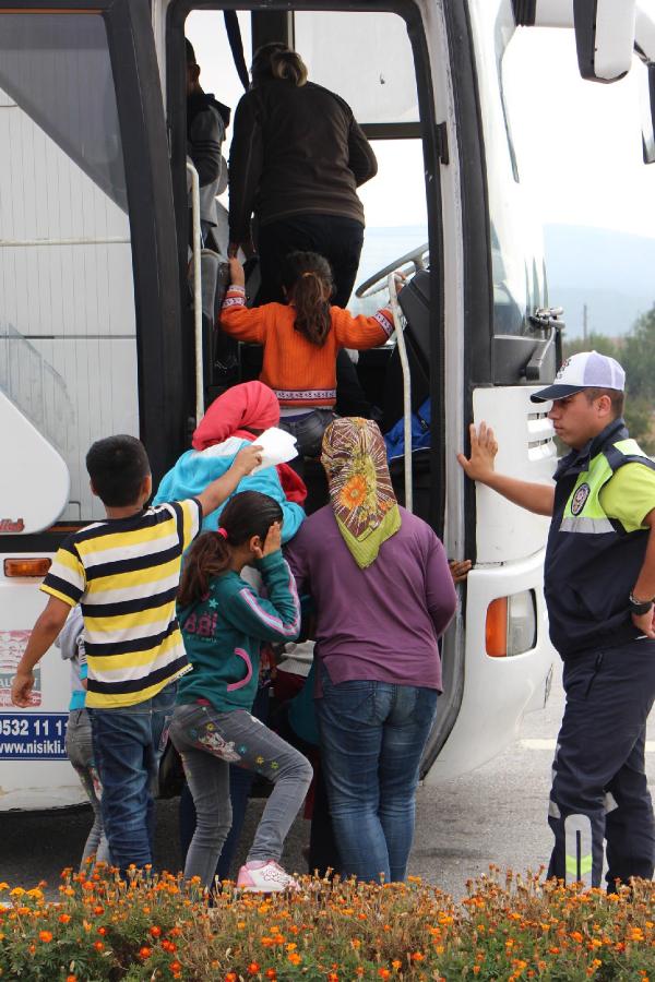 Kamplara geri dönen Suriyelilere jandarmadan sabah kahvaltısı