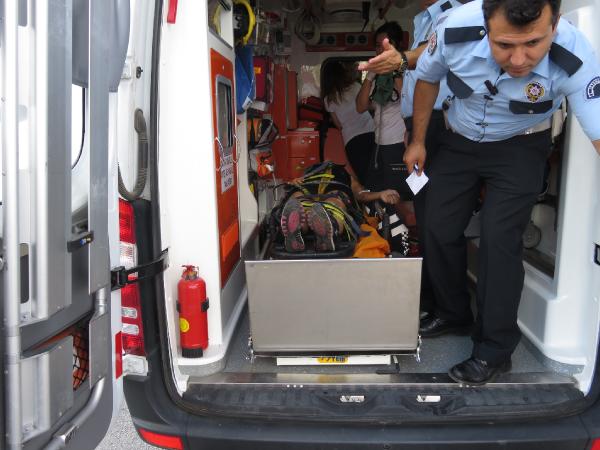 Virajı alamayan sürücü dereye uçtu