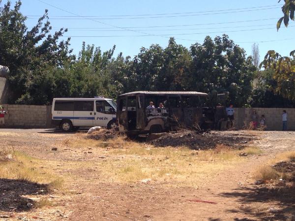 Arazideki hurda minibüs alev alev yandı