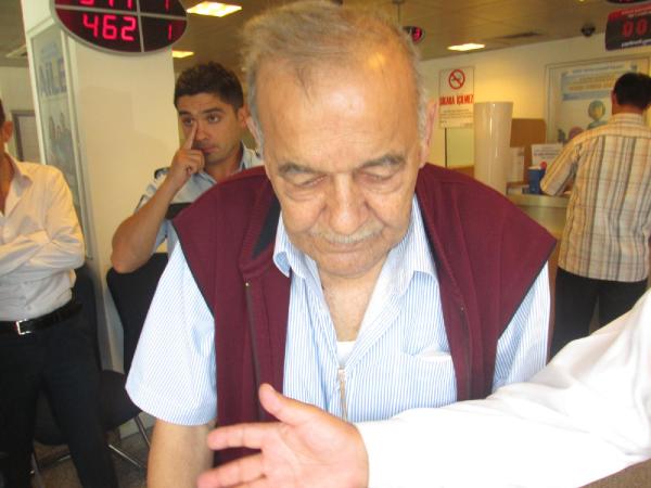 Yaşlı adamın 50 bin lirasını dolandırdılar