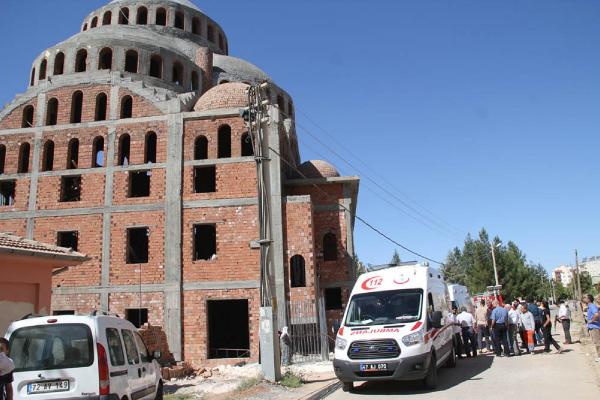 Midyat'ta cami iskelesi çöktü: 5 işçi yaralı
