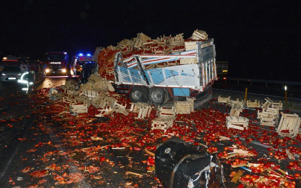 Üç aracın karıştığı kazada 1 kişi öldü 6 kişi yaralandı