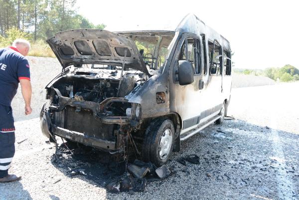 Minibüs alev aldı