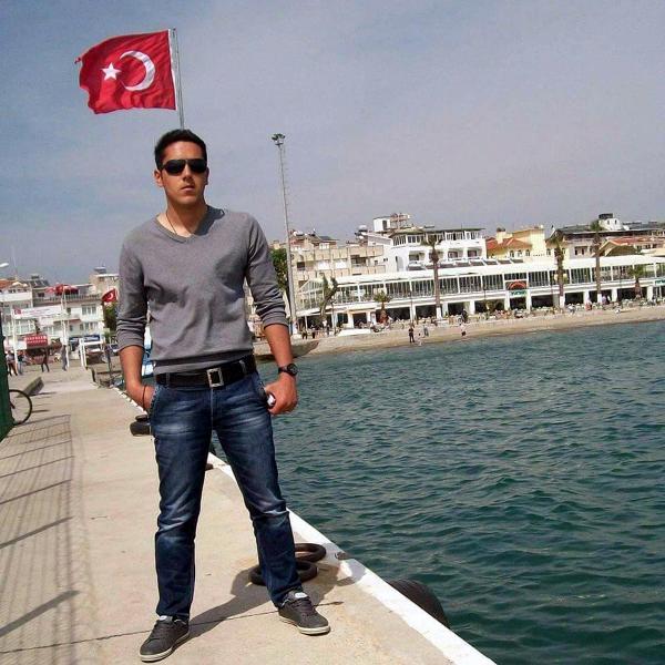 Kazada şehit olan polisin evine Türk bayrakları asıldı