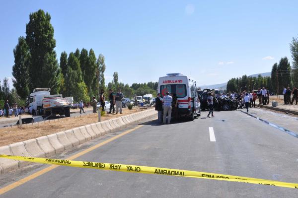 Özel Harekat polislerini taşıyan araç TIR'ın altına girdi: 2 şehit, 2 yaralı (2)