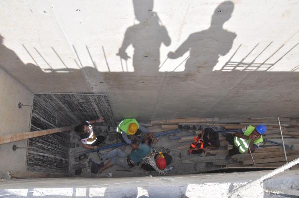 İnşaatta 6 metrelik boşluğa düşen işçi, itfaiye merdivenine bağlanan halatla kurtarıldı