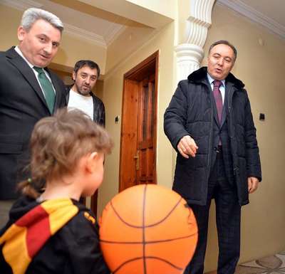 2,5 yaşındaki Alp, isabetli atışlarıyla Valiyi hayran bıraktı