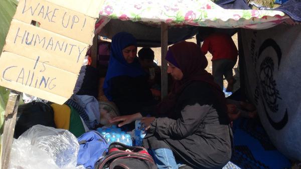Migrants camp by Edirne - Istanbul highway, refusing aids (2)