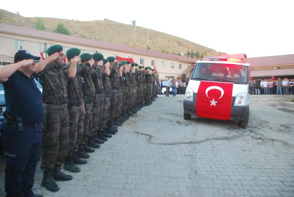Özel Harekat polislerini taşıyan araç TIR'ın altına girdi: 2 şehit, 2 yaralı (3)