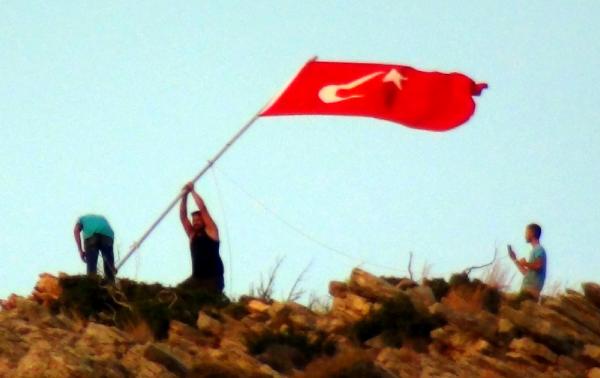 Bodrum'da bayrak indirildiği ihbarı heyecan yarattı