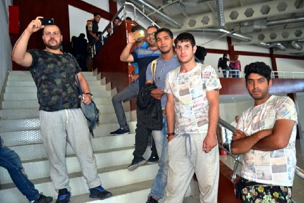 Sığınmacıların Ayvalık Otogarı'nda umutlu bekleyişi
