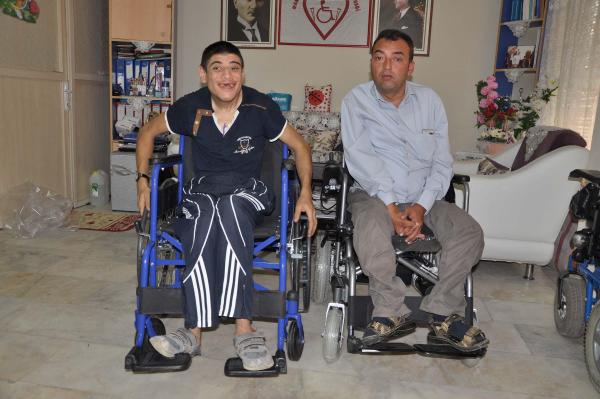 Akülü sandalye bağışı 2 engelliyi mutlu etti