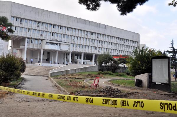 Valilik önünde şüpheli valiz alarmı