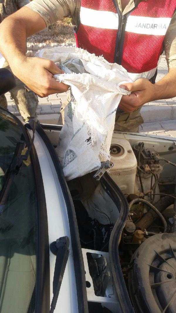 Otomobilin motor bölümünden 2 kalaşnikof çıktı
