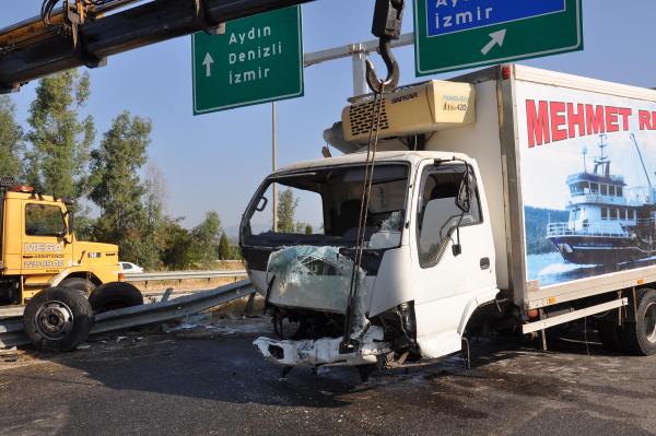 Bariyerlere çarpan balık yüklü kamyonun şoförü yaralandı