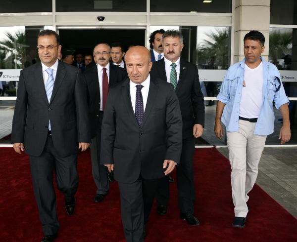 Bakan Arzu'dan şehit polisin ailesine ziyaret