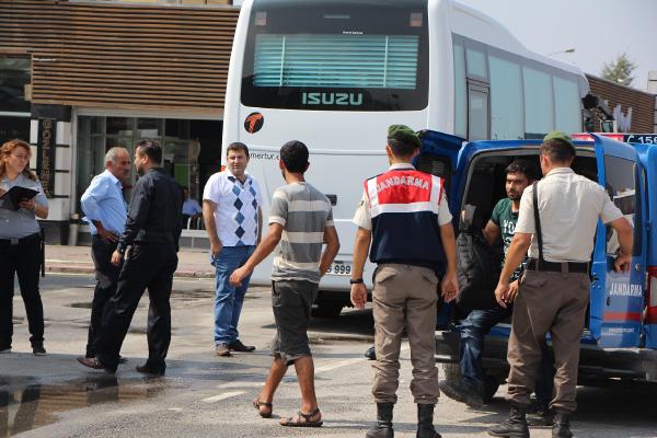 Kamplara götürülen Suriyeli sığınmacılar otobüsten inip kaçtı