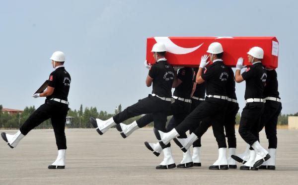 Kaçakçının minibüsle çarptığı polis memuru şehit oldu (2)