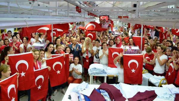 Sarar çalışanları mesaiye bayraklarla başladı