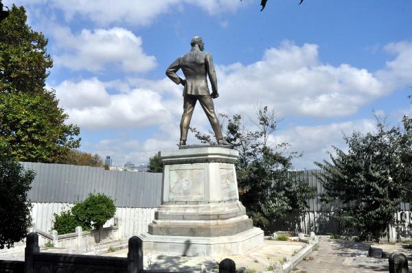Türkiye'de yapılan ilk Atatürk heykeli Sarayburnu'nda metal perdelerle çevrili duruyor