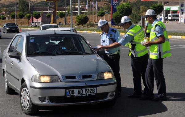 Polisten sürücülere ikramlı denetim