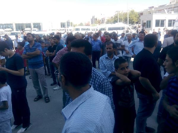 7'nci katta intihara kalkışan genci polisler ikna etti