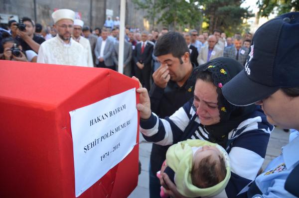Kaçakçının minibüsle çarptığı polis memuru şehit oldu (3)