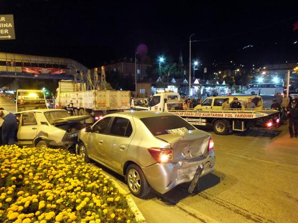 Freni boşalan kamyon kavşakta bekleyen otomobillere çarptı: 5 yaralı