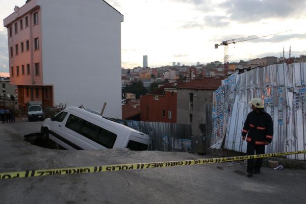 Kağıthane'de yol çöktü, servis minibüsü içine düştü