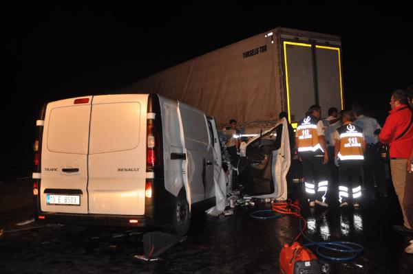 Eskişehir'de minibüs TIR'a çarptı: 1 ölü, 1 yaralı