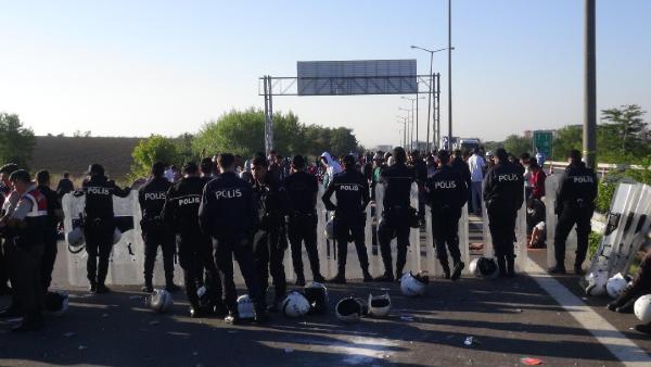 Suriyeliler İstanbul'a götürülme korkusuyla TEM'de yattı