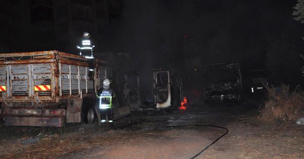 Yediemin otoparkındaki yangında 3 araç kül oldu