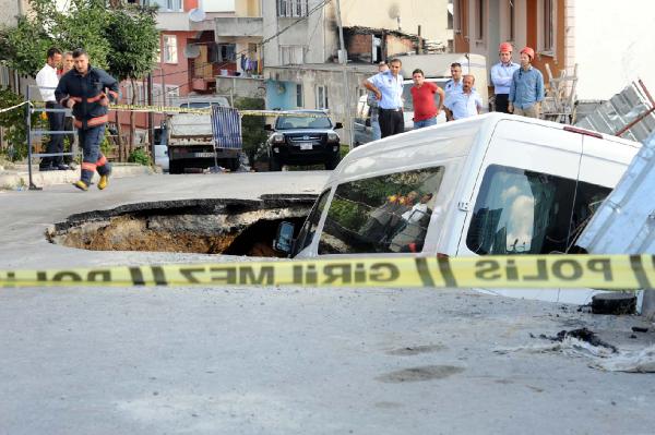 Çöken yola  düşen servis minibüsü 6 saat sonra kurtarıldı