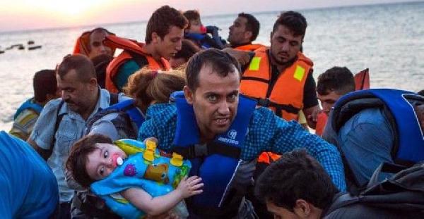 Midilli açıklarında kaçak teknesi battı: Suriyeli bir kız çocuğu öldü